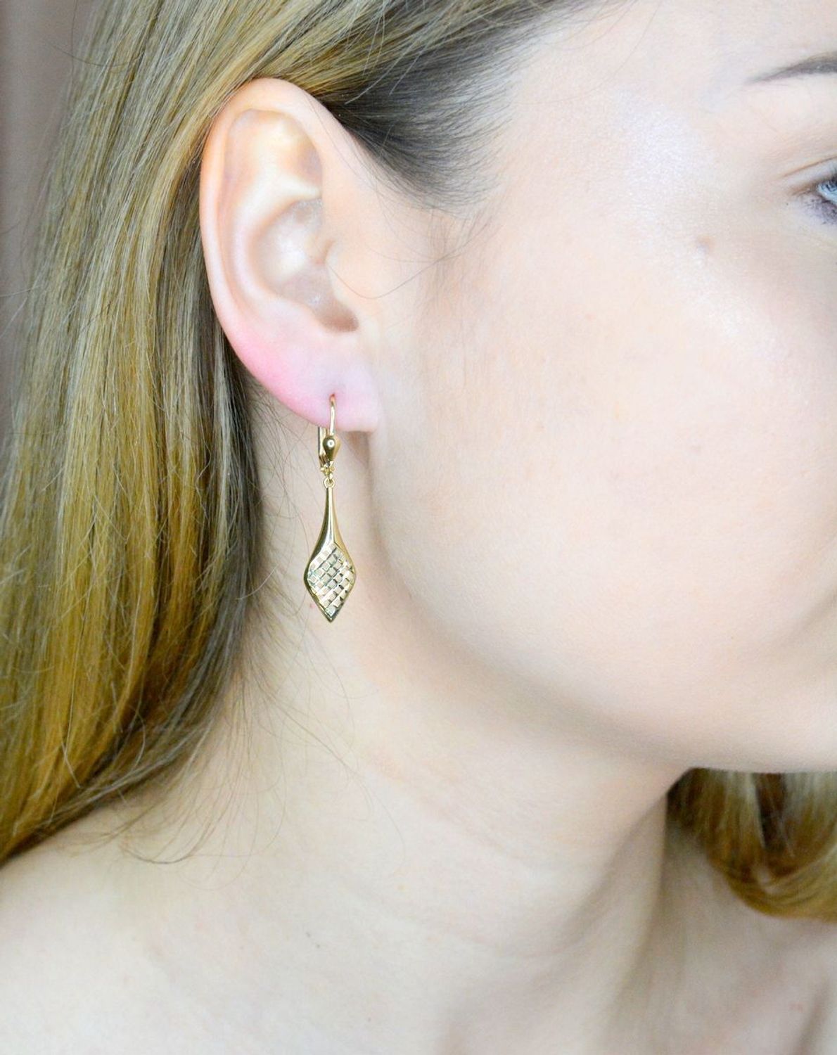 Złote kolczyki 585 wiszące ażurowy wzór KL 8524 585. Złote kolczyki wykonane z najwyższej jakości żółtego złota, próba 585, waga około 2,30 gram. Kolczyki w minimalistycznym stylu, wpisujące się w obecne trendy modowe..jpg